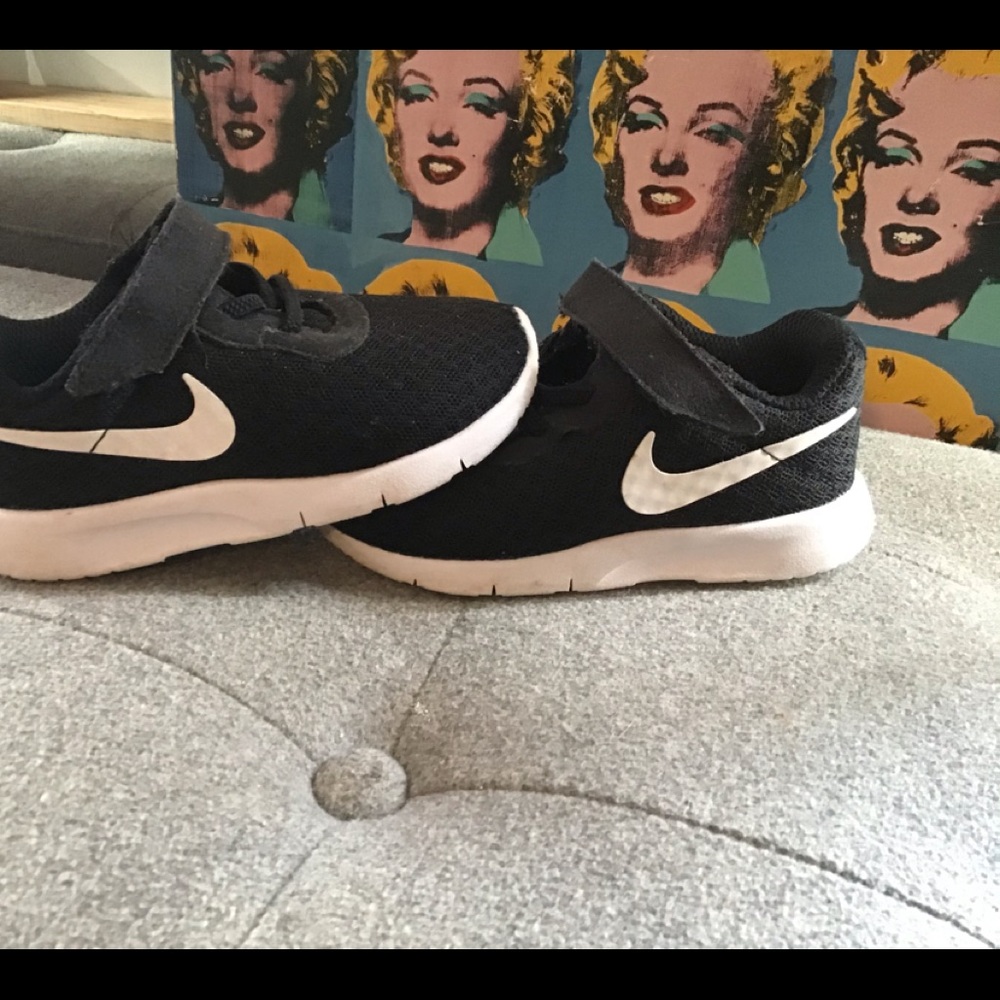 Gently used infant boy Nike’s size 7c